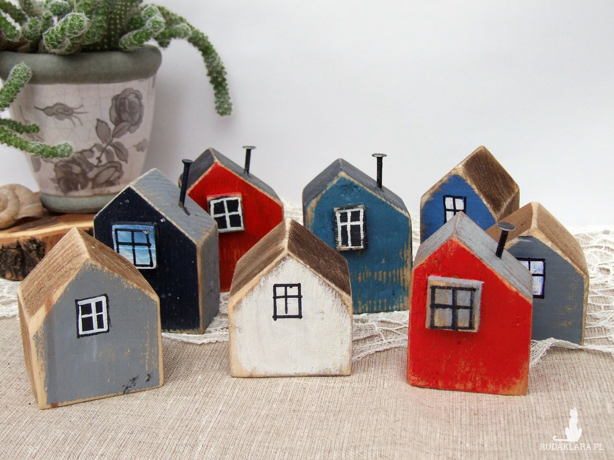 Mały drewniany domek - dekoracje, dodatki do domu